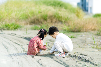 又是收获满满的一天
摄影：洪小漩
出镜：田田和菲比
又是收获满满的一天。
那天相见，田田总是重复这句话。在挑选心爱的奥特曼卡片时说，在午饭品尝店家赠送的儿童套餐时说，在回家途中和菲比一起拆礼物时说。
…