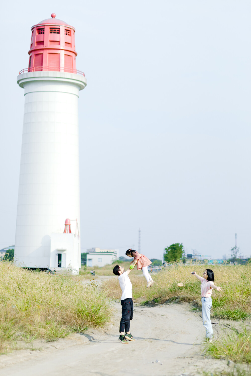 又是收获满满的一天
摄影：洪小漩
出镜：田田和菲比
又是收获满满的一天。
那天相见，田田总是重复这句话。在挑选心爱的奥特曼卡片时说，在午饭品尝店家赠送的儿童套餐时说，在回家途中和菲比一起拆礼物时说。
过完五周岁不久的田田，在三周岁的菲比面前，很有哥哥的模样。他带着菲比玩土，追逐嬉戏，会知道等待动作慢些的妹妹。他也会认真吃饭，并且叮嘱菲比，只有好好吃饭才能跟着妈妈挑选心仪的礼物。他还会扬起脸问我，我能带妹妹回家吗，这样我就有两个妹妹了。
其实，想让菲比和田田见面，已经很久了。恍惚是喵喵出国念书前就有这番打算。而如今，喵喵回国两年了，我们才找到难得的机会让两个小朋友碰头。
然而，这个