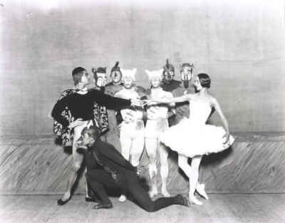 1929年摄，俄罗斯芭蕾舞团的舞者们 / 舞蹈家利法尔和斯佩西瓦担任《天鹅湖》主角