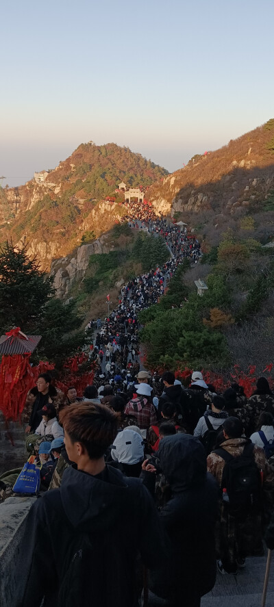 人流 长河
日照金山