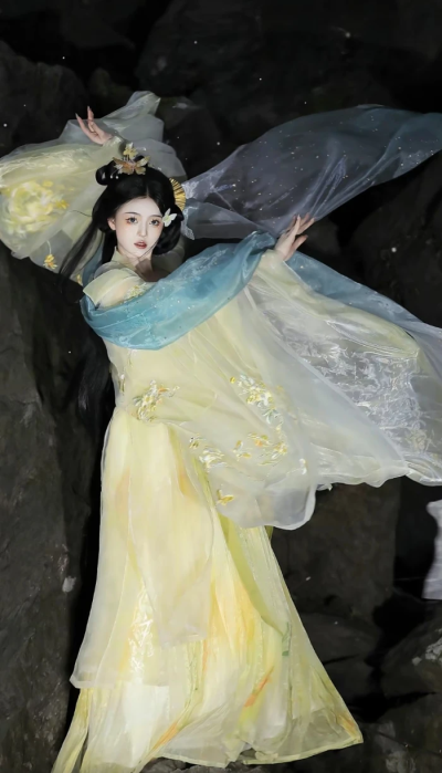 明眸善睐 靥辅承权.