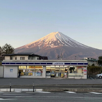 背景｜文案
傍晚的月亮照着花开的田野，我无端感觉，你在等我，所以我来了。