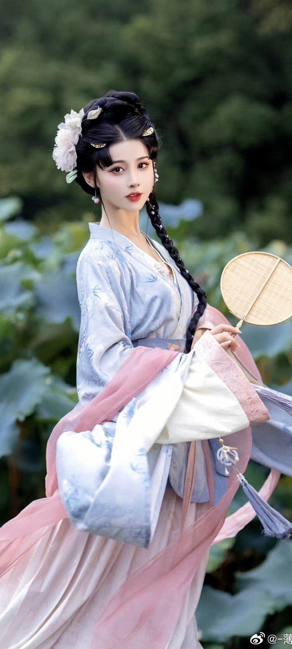 汉服
欲把西湖比西子，淡妆浓抹总相宜。
摄影:@-薄荷白