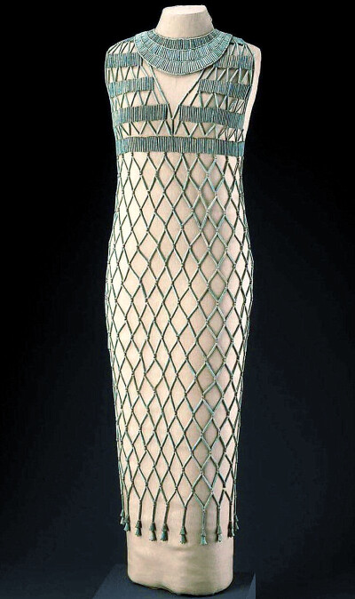 在埃及吉萨一座未被发掘的坟墓中发现了 4500 年前的埃及服饰，由大约 7000 颗珠子精心组装而成。据信，这件裙子属于胡夫国王（公元前 2589-2566 年）的当代女性。虽然原来的琴弦多年来已经解体，但珠子仍留在原来的…