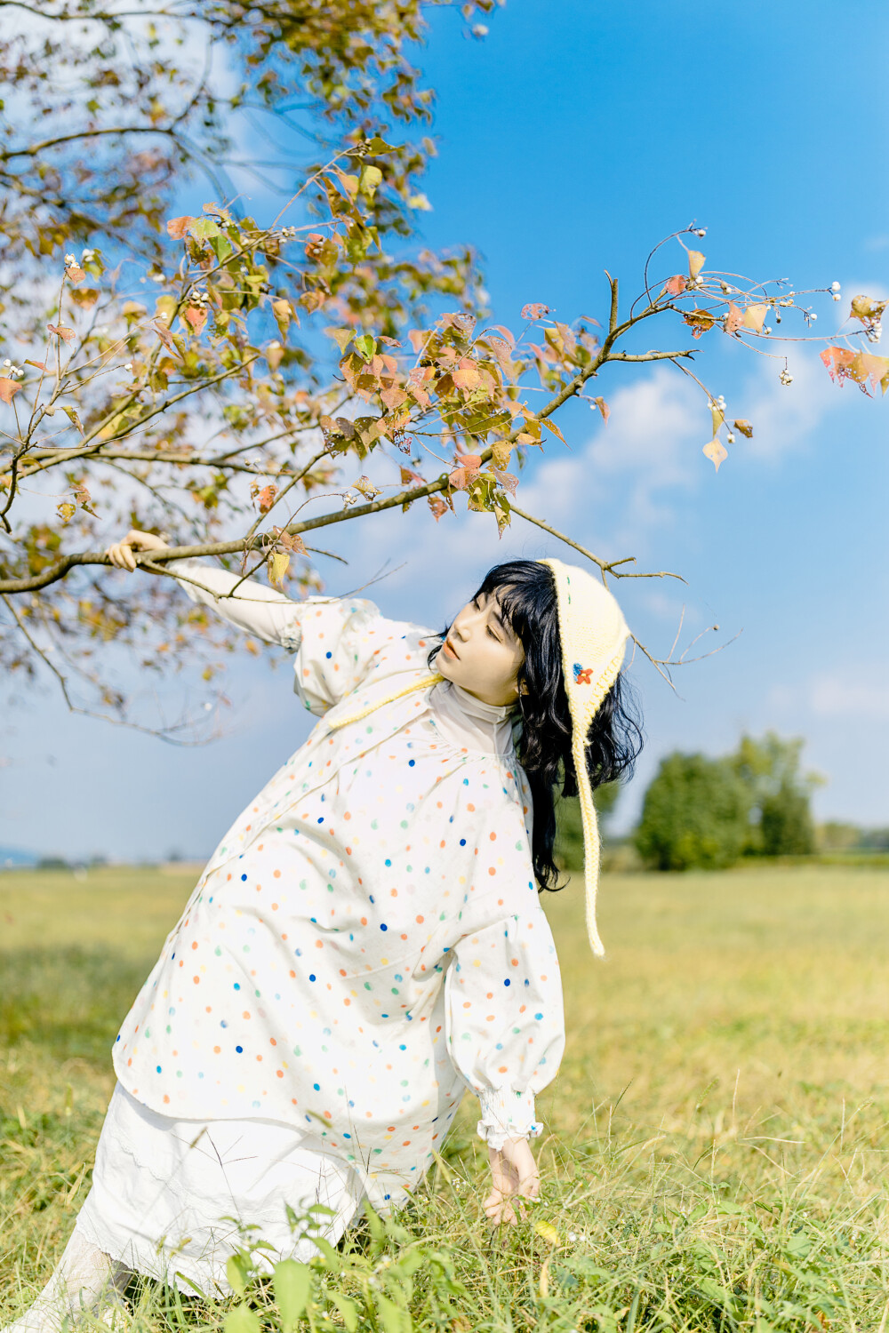 与美好不期而遇
摄影：洪小漩
出镜：莫愁
和莫愁约好10点在良渚碰头。我因为搭车坐反了方向，迟到了一个小时。
莫愁在良渚售票大厅的凳子上睡了一会儿，才看到姗姗来迟的我。
于是，睡了四个小时和五个小时的两个人，果断买了良渚观光车的车票。
阴天，坐在观光车上，吹着凉风，裹了裹身上的衣物，昏昏欲睡。
或许是老天眷顾，从乌云里撕出一道光，透出一份蓝来给我们。
我和莫愁转忧为喜，放肆地撒欢，疯狂地按快门，觉得每张都好看。
这里天大地大，吹来的风都有着自由的味道。
我对开观光车的女生说，好羡慕你的工作啊。
