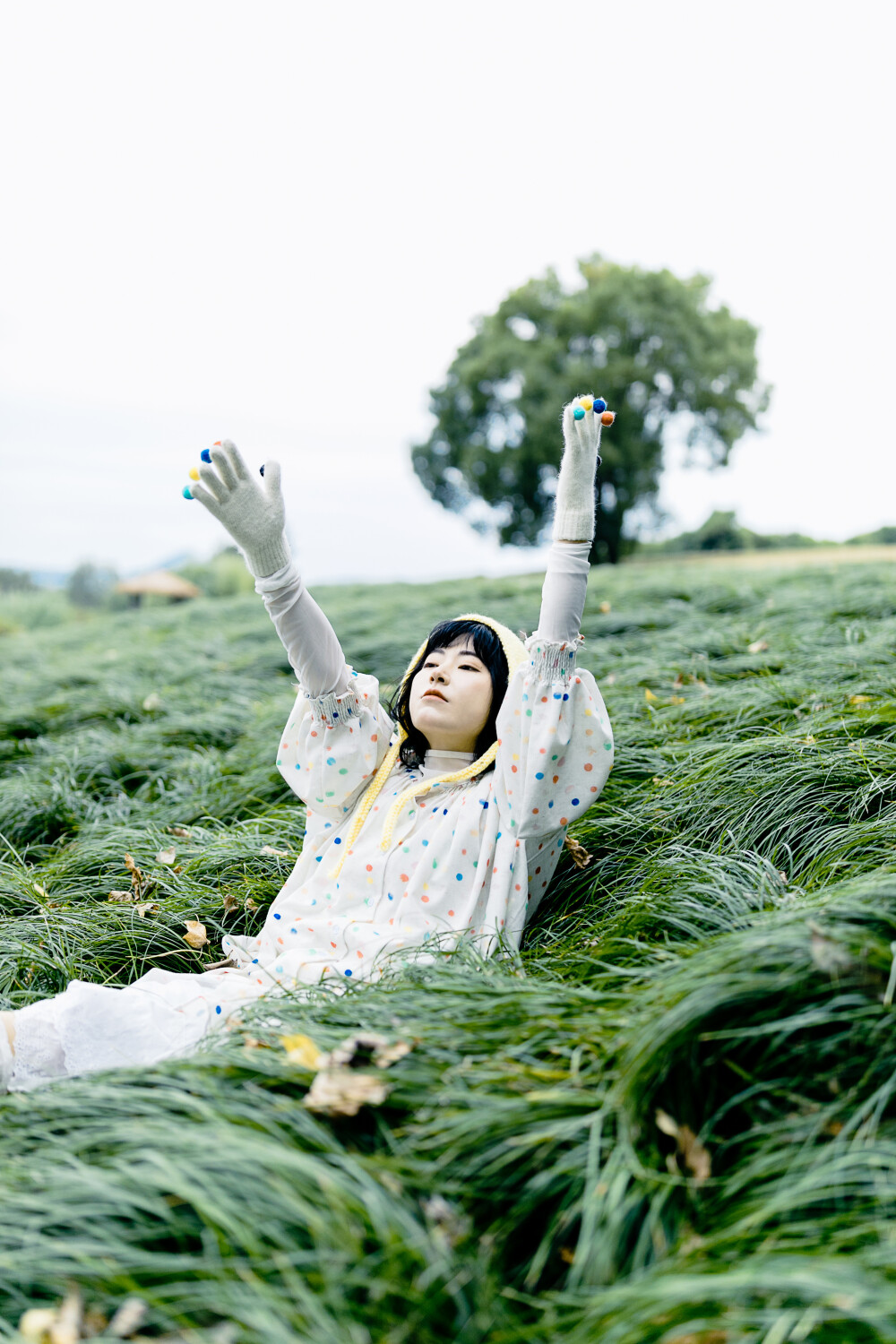 与美好不期而遇
摄影：洪小漩
出镜：莫愁
和莫愁约好10点在良渚碰头。我因为搭车坐反了方向，迟到了一个小时。
莫愁在良渚售票大厅的凳子上睡了一会儿，才看到姗姗来迟的我。
于是，睡了四个小时和五个小时的两个人，果断买了良渚观光车的车票。
阴天，坐在观光车上，吹着凉风，裹了裹身上的衣物，昏昏欲睡。
或许是老天眷顾，从乌云里撕出一道光，透出一份蓝来给我们。
我和莫愁转忧为喜，放肆地撒欢，疯狂地按快门，觉得每张都好看。
这里天大地大，吹来的风都有着自由的味道。
我对开观光车的女生说，好羡慕你的工作啊。
