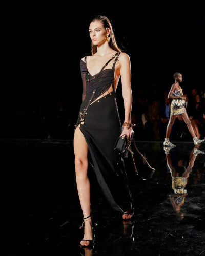 Vittoria Ceretti walking for Versace Pre Fall 2019 范思哲秀场
weibo@41Fit_