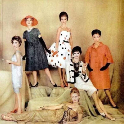 Ladies of the 50's photo by Milton Greene，这张照片中，展示了50年代出现的各种轮廓的服饰，wandering waistline是50年代服饰最热议的元素。.