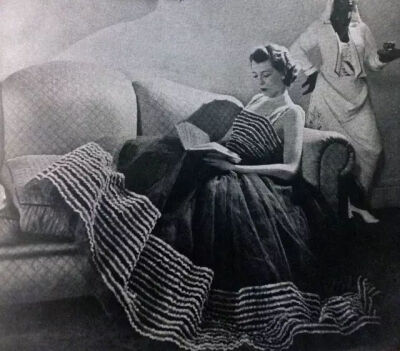 弗雷德剪贴簿中，黛西穿着法国著名设计师Jacques Heim设计的裙装，这幅摄影由Boris Lipnitzky拍摄于1938年