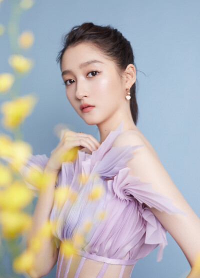 #关晓彤[超话]##关晓彤香芋紫花瓣裙# @关晓彤 三登“中国梦·祖国颂”#央视国庆晚会#，香芋紫镂空礼服，花瓣自在绽开，呈现舒展之美。以《微微》之声，祝福伟大祖国。今晚八点档，CCTV-1、CCTV-3、音乐之声、文艺之声…