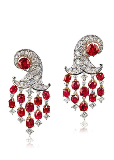 共重 12.14 克拉缅甸「鸽血红」红宝石配钻石耳环。