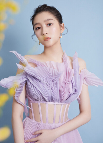 #关晓彤[超话]##关晓彤香芋紫花瓣裙# @关晓彤 三登“中国梦·祖国颂”#央视国庆晚会#，香芋紫镂空礼服，花瓣自在绽开，呈现舒展之美。以《微微》之声，祝福伟大祖国。今晚八点档，CCTV-1、CCTV-3、音乐之声、文艺之声…