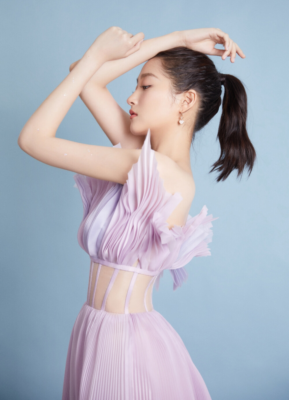 #关晓彤[超话]##关晓彤香芋紫花瓣裙# @关晓彤 三登“中国梦·祖国颂”#央视国庆晚会#，香芋紫镂空礼服，花瓣自在绽开，呈现舒展之美。以《微微》之声，祝福伟大祖国。今晚八点档，CCTV-1、CCTV-3、音乐之声、文艺之声、央视频、央视网同步播出。 ​​​