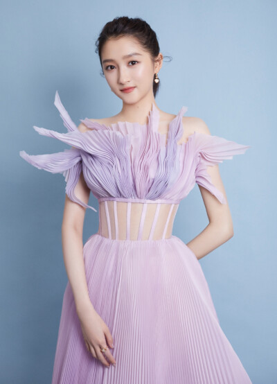 #关晓彤[超话]##关晓彤香芋紫花瓣裙# @关晓彤 三登“中国梦·祖国颂”#央视国庆晚会#，香芋紫镂空礼服，花瓣自在绽开，呈现舒展之美。以《微微》之声，祝福伟大祖国。今晚八点档，CCTV-1、CCTV-3、音乐之声、文艺之声…