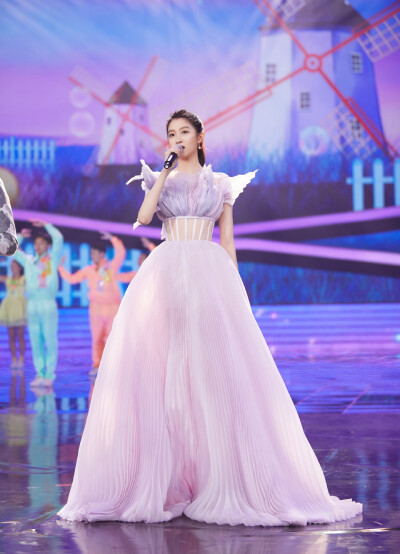 #关晓彤[超话]##关晓彤香芋紫花瓣裙# @关晓彤 三登“中国梦·祖国颂”#央视国庆晚会#，香芋紫镂空礼服，花瓣自在绽开，呈现舒展之美。以《微微》之声，祝福伟大祖国。今晚八点档，CCTV-1、CCTV-3、音乐之声、文艺之声…