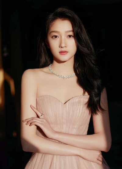 #关晓彤[超话]# 今日份心动，暖阳浪漫，满眼星河，美好愿景，熠光前行✨@关晓彤 ​​​