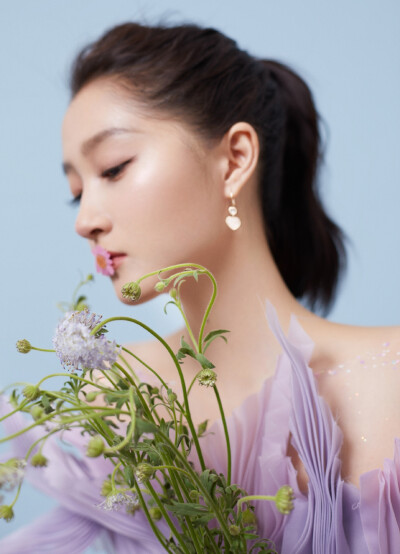 #关晓彤[超话]##关晓彤香芋紫花瓣裙# @关晓彤 三登“中国梦·祖国颂”#央视国庆晚会#，香芋紫镂空礼服，花瓣自在绽开，呈现舒展之美。以《微微》之声，祝福伟大祖国。今晚八点档，CCTV-1、CCTV-3、音乐之声、文艺之声…