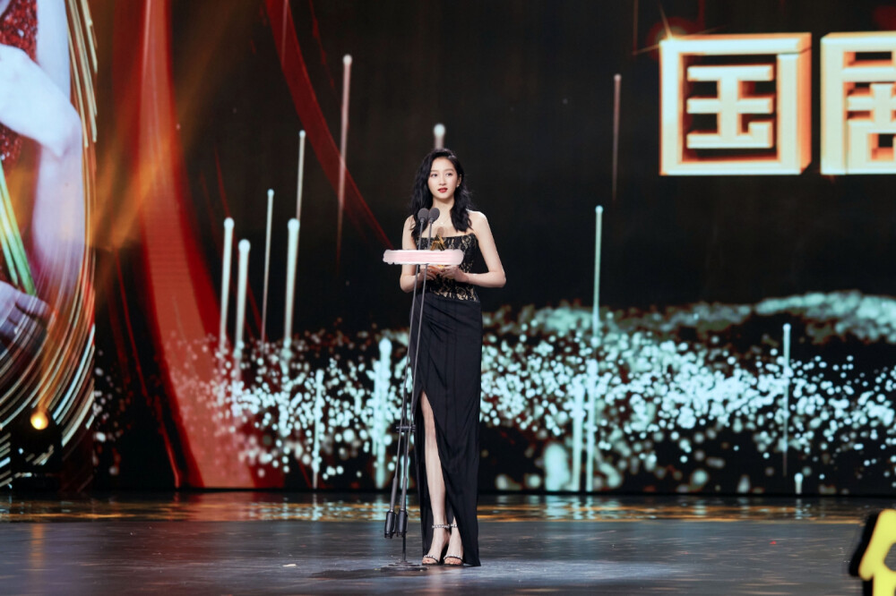 #国剧盛典# #关晓彤青春号召力女演员# 2020年，以《二十不惑》《什刹海》与观众见面，演绎青春飒爽。2021年，《我就是这般女子》待播。青春号召力，沉淀再出发，演员@关晓彤 期待更多作品。 #关晓彤[超话]# ​​​