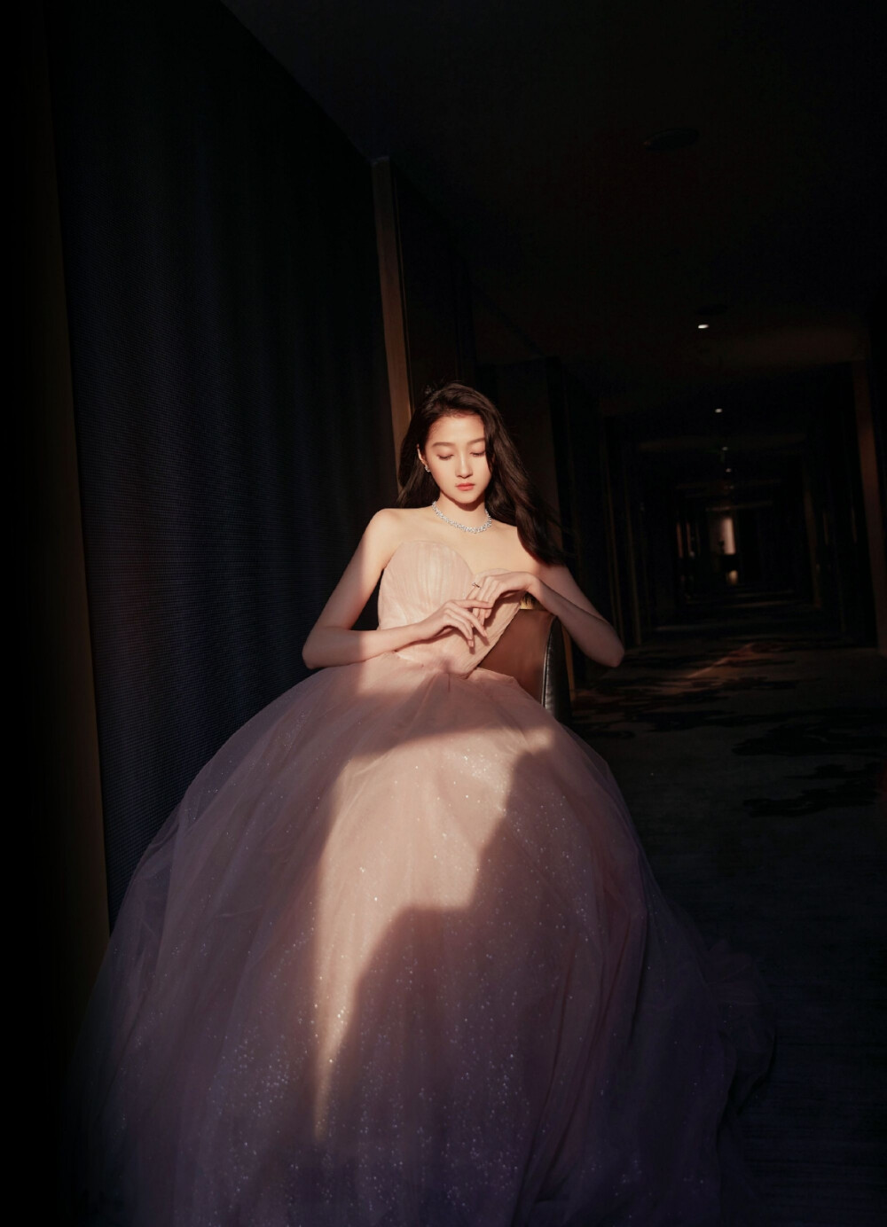 #关晓彤[超话]# 今日份心动，暖阳浪漫，满眼星河，美好愿景，熠光前行✨@关晓彤 ​​​