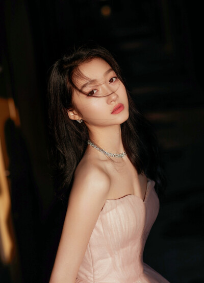 #关晓彤[超话]# 今日份心动，暖阳浪漫，满眼星河，美好愿景，熠光前行✨@关晓彤 ​​​