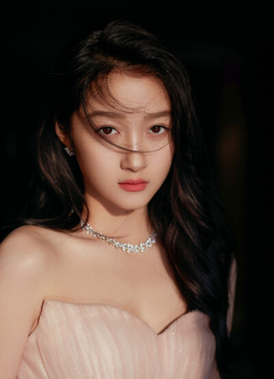 #关晓彤[超话]# 今日份心动，暖阳浪漫，满眼星河，美好愿景，熠光前行✨@关晓彤 ​​​