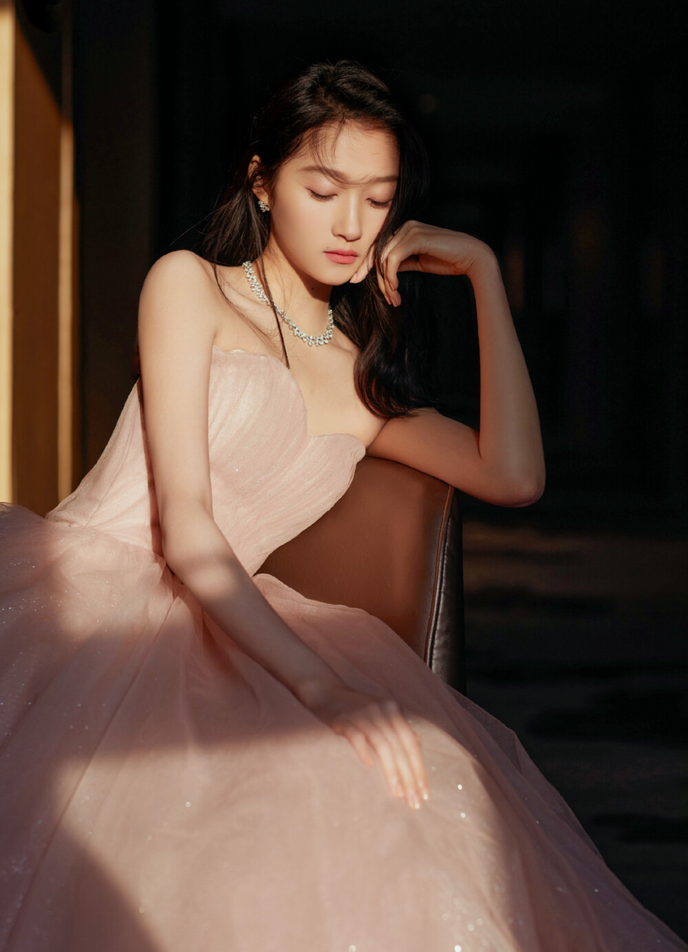 #关晓彤[超话]# 今日份心动，暖阳浪漫，满眼星河，美好愿景，熠光前行✨@关晓彤 ​​​