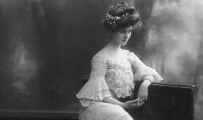 美国女演员Carol McComas穿着一件带有蕾丝皱折袖子的连衣裙