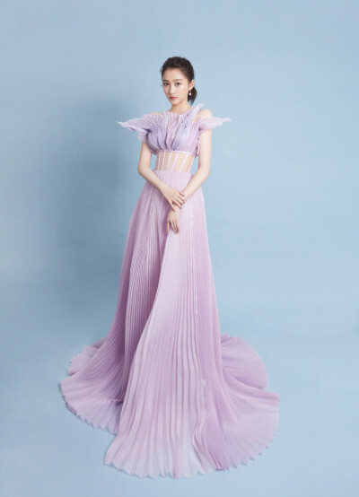 #关晓彤[超话]##关晓彤香芋紫花瓣裙# @关晓彤 三登“中国梦·祖国颂”#央视国庆晚会#，香芋紫镂空礼服，花瓣自在绽开，呈现舒展之美。以《微微》之声，祝福伟大祖国。今晚八点档，CCTV-1、CCTV-3、音乐之声、文艺之声…