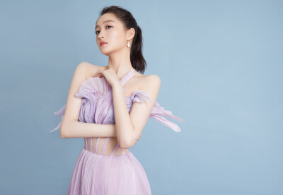 #关晓彤[超话]##关晓彤香芋紫花瓣裙# @关晓彤 三登“中国梦·祖国颂”#央视国庆晚会#，香芋紫镂空礼服，花瓣自在绽开，呈现舒展之美。以《微微》之声，祝福伟大祖国。今晚八点档，CCTV-1、CCTV-3、音乐之声、文艺之声…