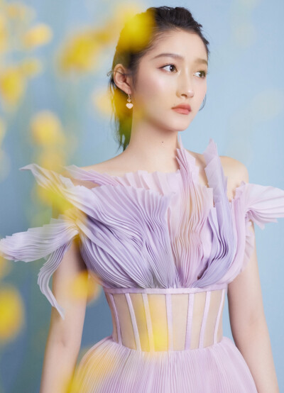 #关晓彤[超话]##关晓彤香芋紫花瓣裙# @关晓彤 三登“中国梦·祖国颂”#央视国庆晚会#，香芋紫镂空礼服，花瓣自在绽开，呈现舒展之美。以《微微》之声，祝福伟大祖国。今晚八点档，CCTV-1、CCTV-3、音乐之声、文艺之声…