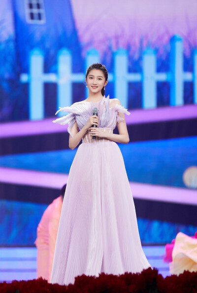 #关晓彤[超话]##关晓彤香芋紫花瓣裙# @关晓彤 三登“中国梦·祖国颂”#央视国庆晚会#，香芋紫镂空礼服，花瓣自在绽开，呈现舒展之美。以《微微》之声，祝福伟大祖国。今晚八点档，CCTV-1、CCTV-3、音乐之声、文艺之声…