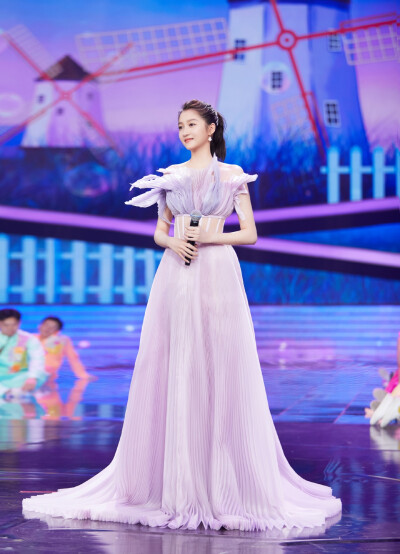 #关晓彤[超话]##关晓彤香芋紫花瓣裙# @关晓彤 三登“中国梦·祖国颂”#央视国庆晚会#，香芋紫镂空礼服，花瓣自在绽开，呈现舒展之美。以《微微》之声，祝福伟大祖国。今晚八点档，CCTV-1、CCTV-3、音乐之声、文艺之声…