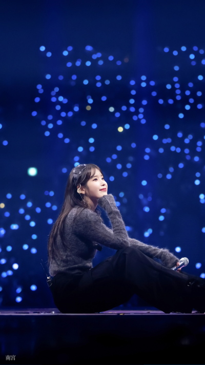 IU | I+UN1VER5E粉丝演唱会
cr:__南宫_