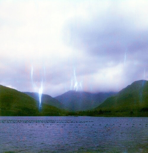 “沧海客归珠有泪，章台人去骨遗香。”