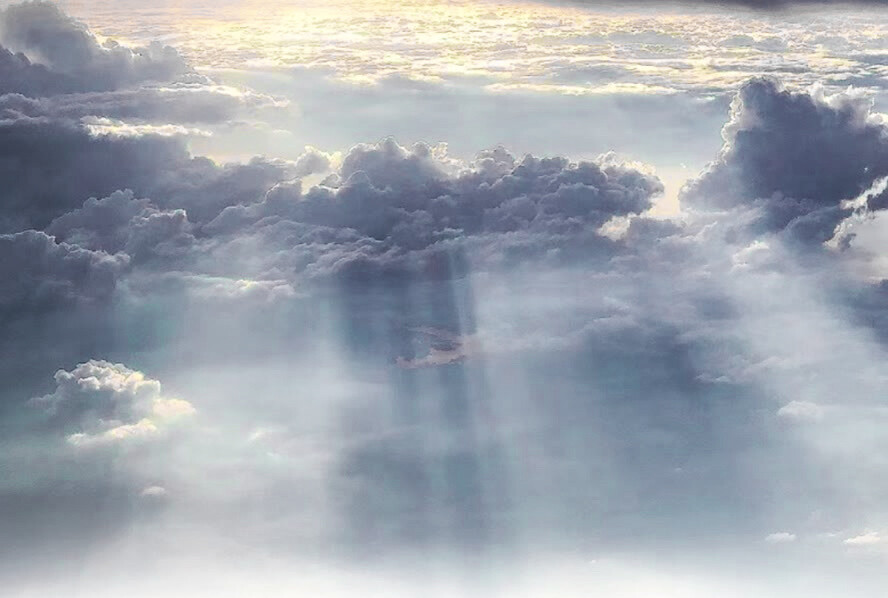 “沧海客归珠有泪，章台人去骨遗香。”