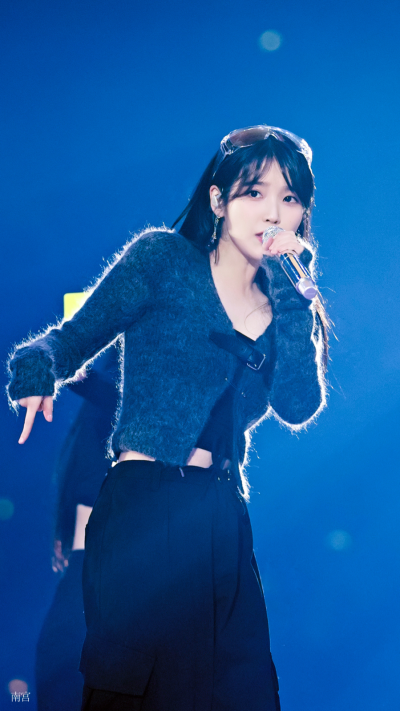 IU | I+UN1VER5E粉丝演唱会
cr:__南宫_