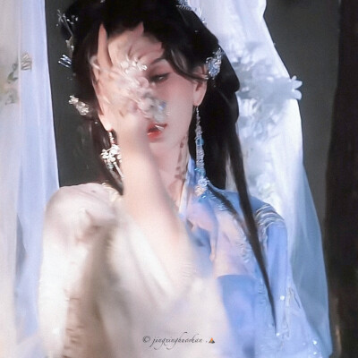 “沧海客归珠有泪，章台人去骨遗香。”