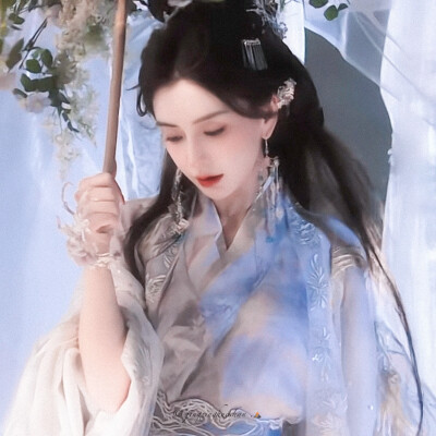 “沧海客归珠有泪，章台人去骨遗香。”