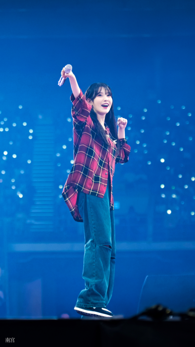 IU | I+UN1VER5E粉丝演唱会
cr:__南宫_