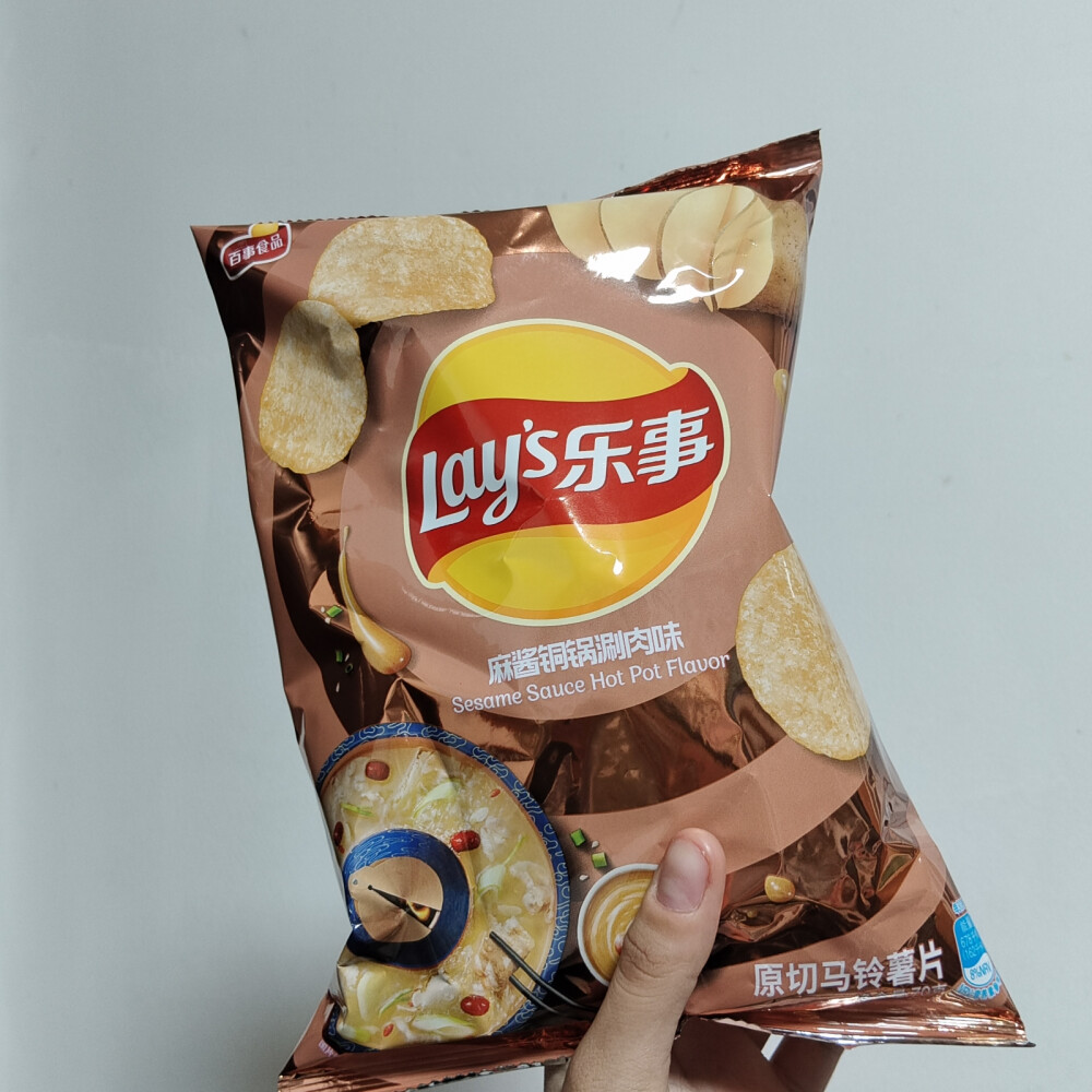 乐事 麻酱铜锅涮肉味
实在太想吃膨化食品了 于是只好买了各种奇怪味道
其实还8错