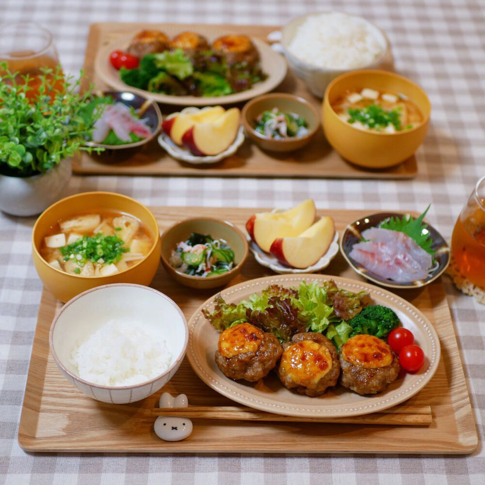 煎牛横膈膜套餐 鲷鱼刺身 苹果 味增汤 牛カルビマヨネーズ(風) サラダ 鯛のお刺身 きゅうりとカニカマとわかめの酢の物 ごはん 豆腐とえのきと油揚げのお味噌汁 りんご