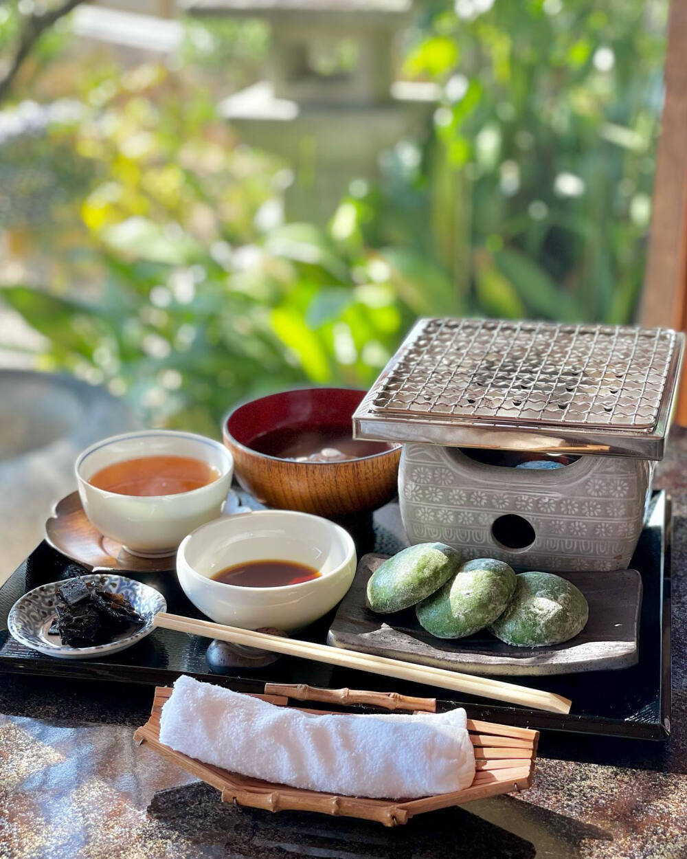 滋賀県 比叡山坂本 大津市、比叡山坂本にある蓬餅専門店 比叡 三九良 蓬の若葉のみを使用した蓬餅 ヨモギ 艾草 艾叶 青团