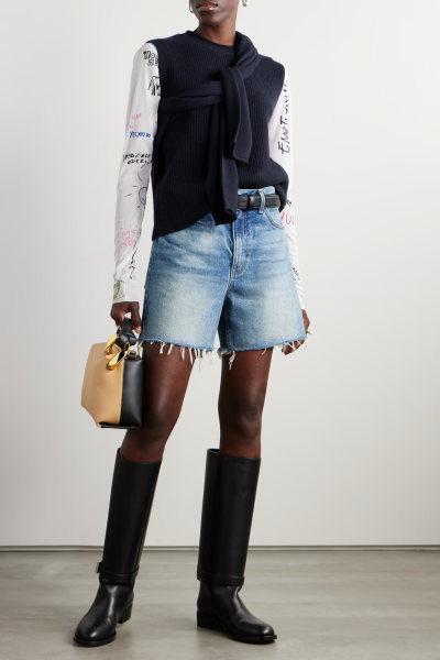 Guest In Residence 这款 “Layer Up!” 背心正如其名所示，可与你心爱的衣橱基本款服饰随心叠穿。它以来自蒙古的柔软羊绒织就，修身的罗纹衣身设有卷边衣领。不妨内搭大廓形衬衫