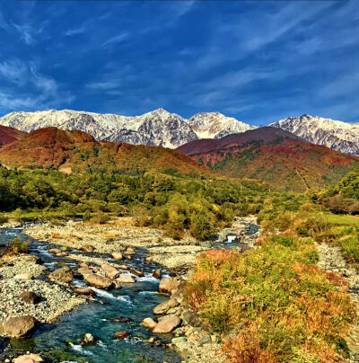 日本 長野県 白馬村 白馬大橋から北アルプス後立山連峰白馬三山と清流松川の三段紅葉