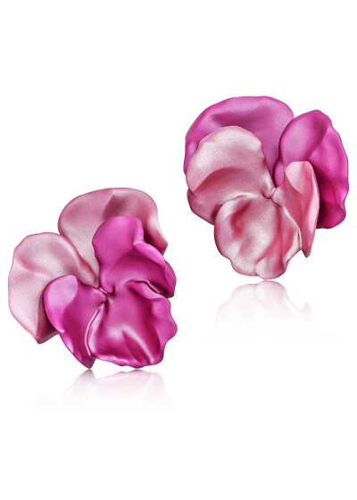 耳环设计为雕塑三色堇花头，花瓣呈灰粉色和紫红色，镶嵌在铝和 18 克拉黄金上。