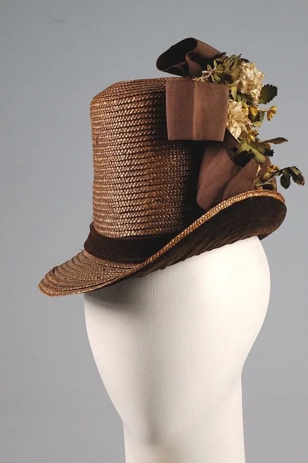 Flowerpot Hat（花盆帽）—— 作为十八世纪女士骑马帽的复兴，在1880年掷地有声地亮相，具有男性特征的帽子不再被局限于马背之上。帽子，因此成为模糊性别的媒介。