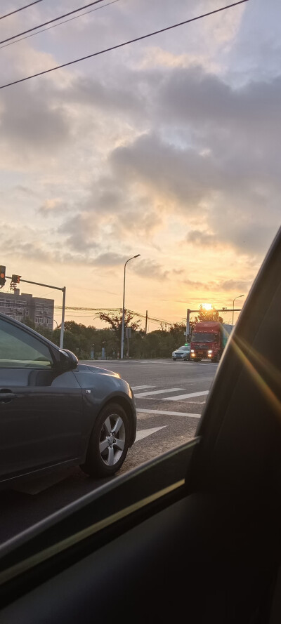 莫文蔚的阴天，孙燕姿的雨天 ，周杰伦的晴天，都不如你和我聊天