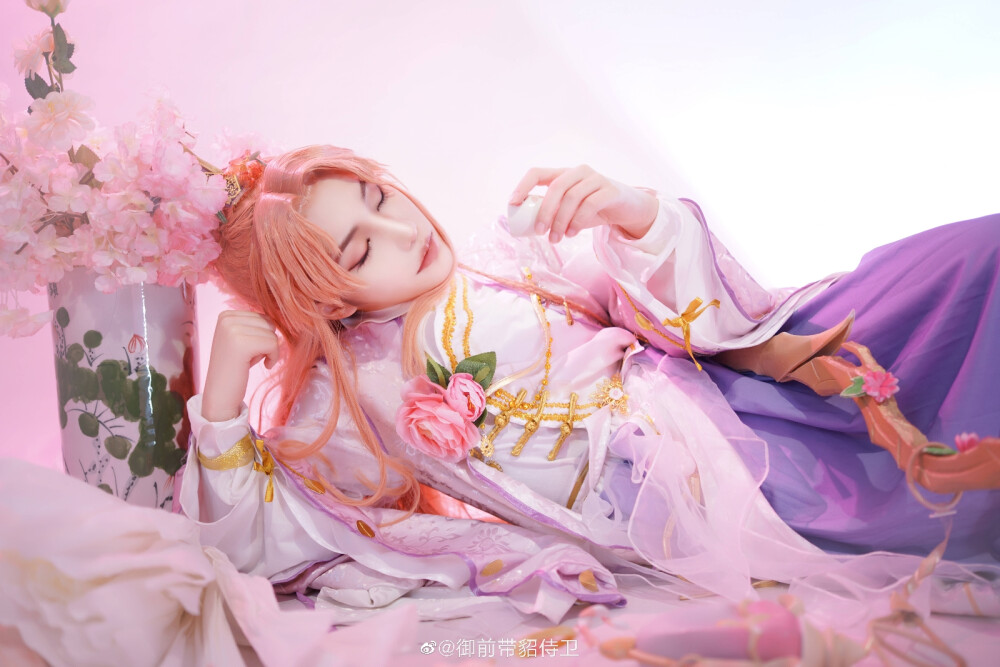 食物语/coser
雪霁羹
CN：御前带貂侍卫