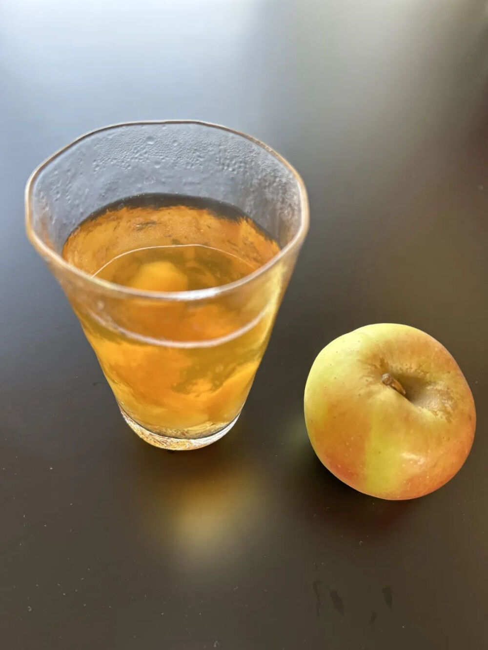 做法很简单，准备 1 个苹果，洗净切成小块（去不去皮都可以）；3~4 颗红枣，清洗去核；再来一小把枸杞，洗干净。加上水煮沸，不用煮太久，红枣和苹果的味道混合后口味超棒。