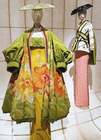 Christian Dior: Designer of Dreams 特展于日本东京都现代美术馆开展，展览曾于法国巴黎装饰艺术博物馆、英国伦敦 V&A 博物馆和美国纽约布鲁克林博物馆等举办。展品呈现 Dior 先生自 1946 年创立品牌以来逾 75 年的…